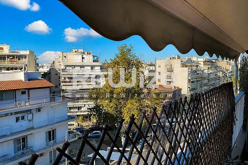 Θέα από το μπαλκόνι ενός διαμερίσματος στη Χαλκιδική με αστικό περιβάλλον και καθαρό γαλάζιο ουρανό.