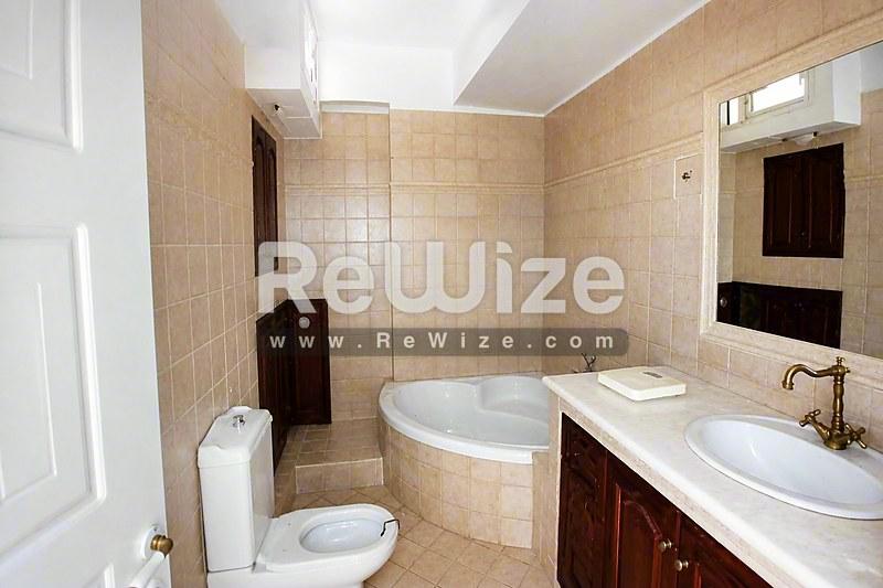 Apartment 99 m² in Peristeri, bathroom
