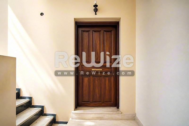 Apartment 53 m² in Perama, entrance
