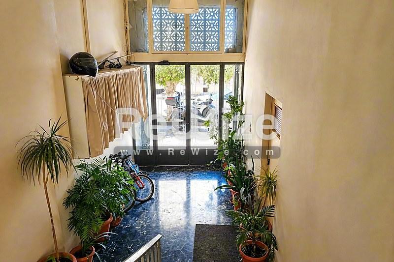 Apartment 53 m² in Perama, entrance