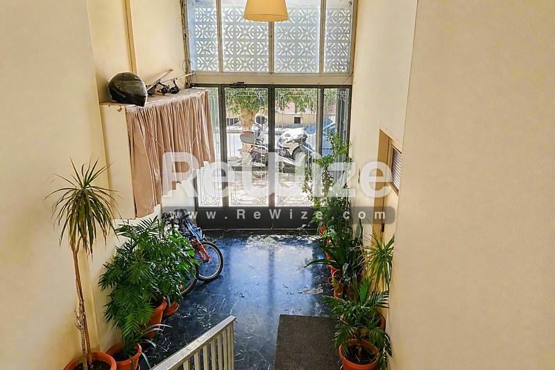 Apartment 53 m² in Perama, entrance