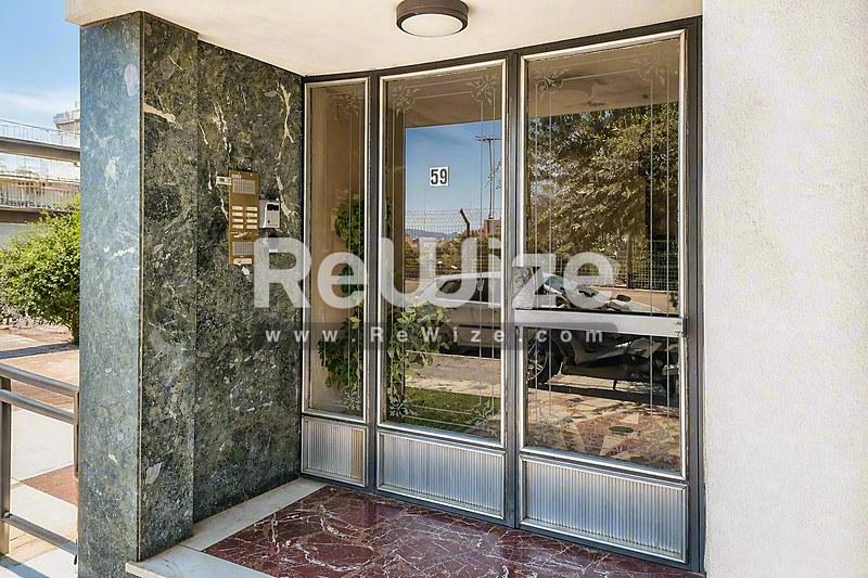 Apartment 53 m² in Perama, entrance