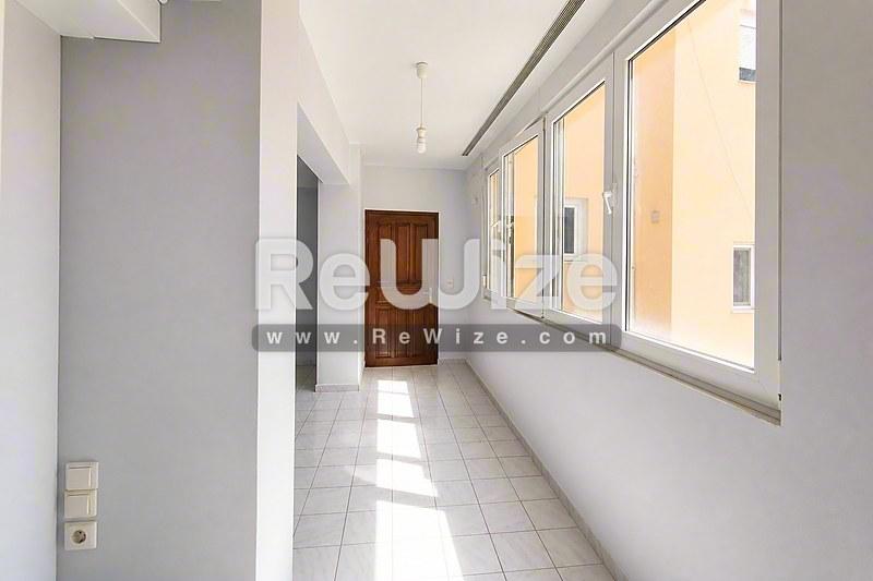 Apartment 53 m² in Perama, hallway