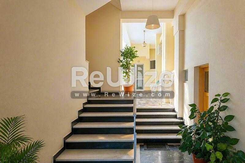 Apartment 53 m² in Perama, staircase