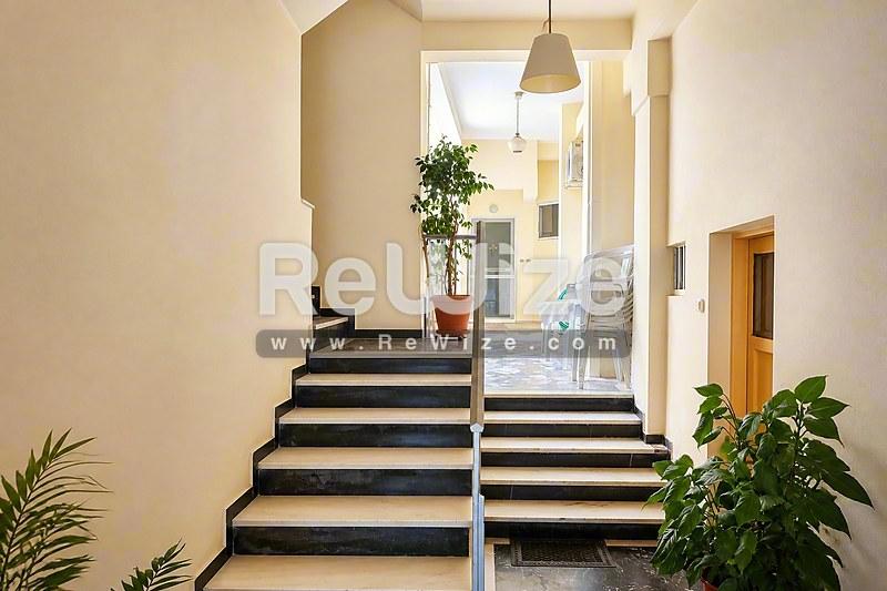 Apartment 53 m² in Perama, staircase