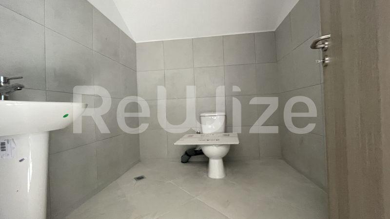Photo 11,Μπάνιο,ΕΝΟΙΚΊΑΣΗ,Επαγγελματικό,Κατάστημα,220τ.μ,€1,300,Θέρμη