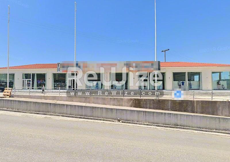 Σύγχρονη πρόσοψη καταστήματος με μεγάλα παράθυρα στη Χαλκιδική.
