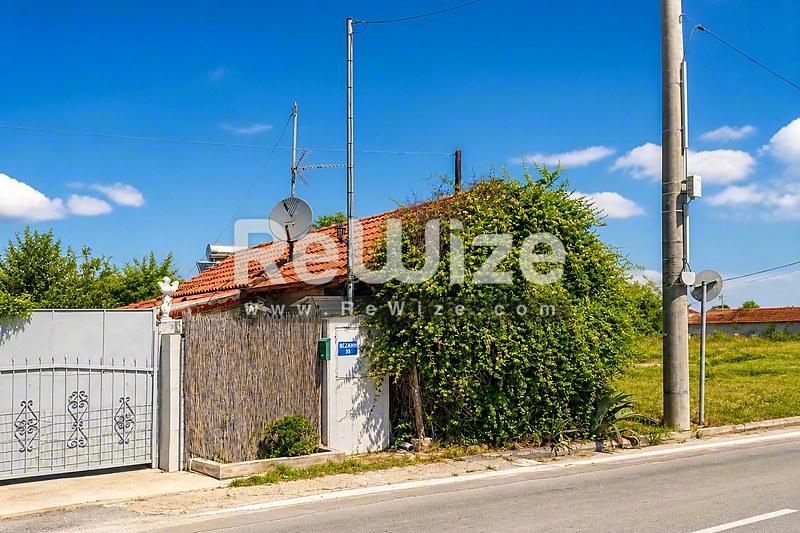 Παραδοσιακή πρόσοψη καταστήματος με κεραμοσκεπή και τοίχους καλυμμένους με κισσό στη Χαλκιδική.