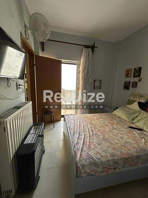 Φωτεινό master bedroom σε μονοκατοικία στη Χαλκιδική, με άνετο κρεβάτι, σύγχρονες সুবিধες και πρόσβαση σε μπαλκόνι.