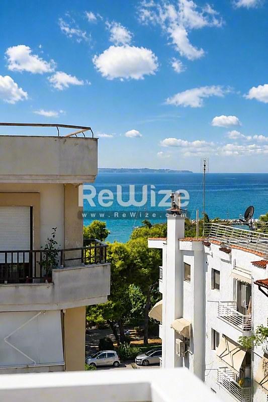 Μεζονέτα με θέα θάλασσας στη Χαλκιδική με κρυστάλλινα νερά και πράσινη ακτογραμμή.