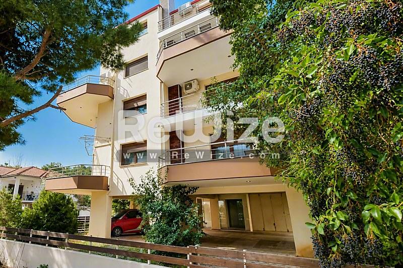 Σύγχρονη μεζονέτα στη Χαλκιδική με κισσό στους τοίχους και μεσογειακή αρχιτεκτονική.