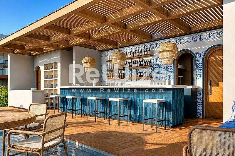 Σύγχρονη εξωτερική κουζίνα μεζονέτας στη Χαλκιδική με μπλε μπάρ, ξύλινη περγόλα και μεσογειακό στιλ.