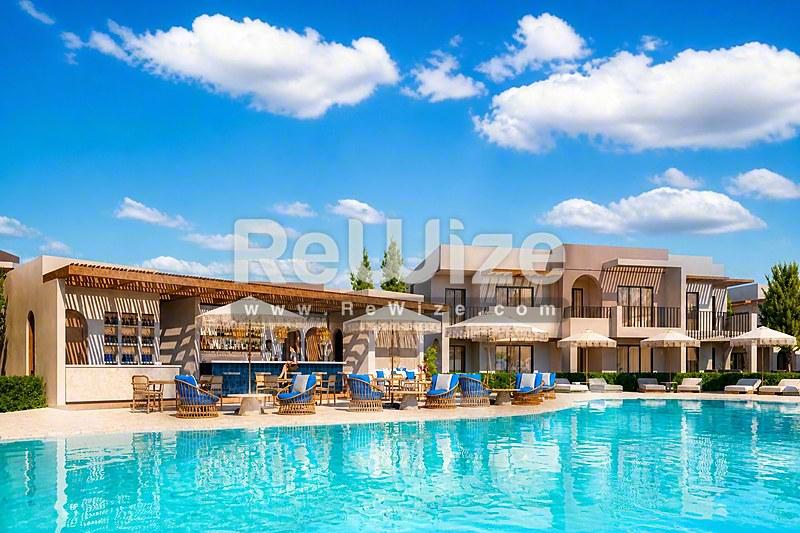 Λαμπερή πισίνα μεζονέτας στη Χαλκιδική με ξαπλώστρες και beach bar.