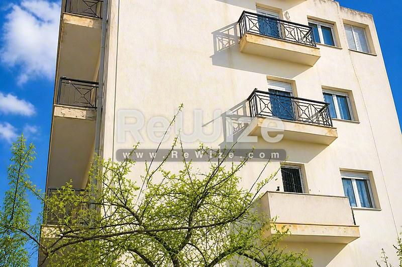 Σύγχρονη πολυκατοικία στη Χαλκιδική με μπαλκόνια και σύγχρονη αρχιτεκτονική.