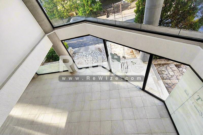 Detached house 406 m² in Acharnes, entrance