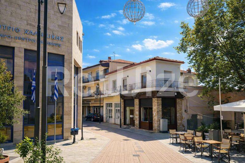Πρόσοψη μονοκατοικίας στη Χαλκιδική με ζεστή πέτρα και σύγχρονα αρχιτεκτονικά στοιχεία.