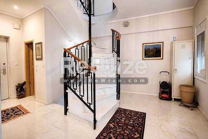 Maisonette 169 m² in Thermi, staircase