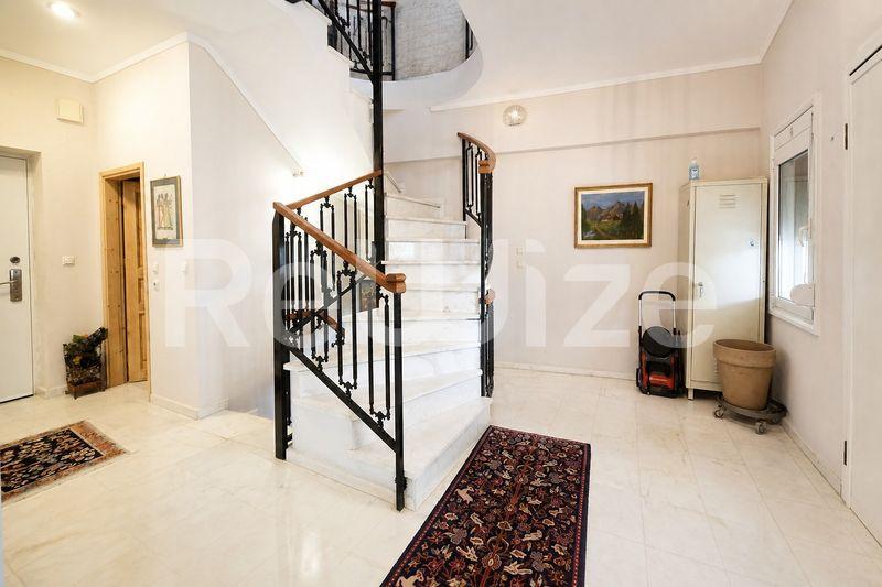 Maisonette 169 m² in Thermi, staircase