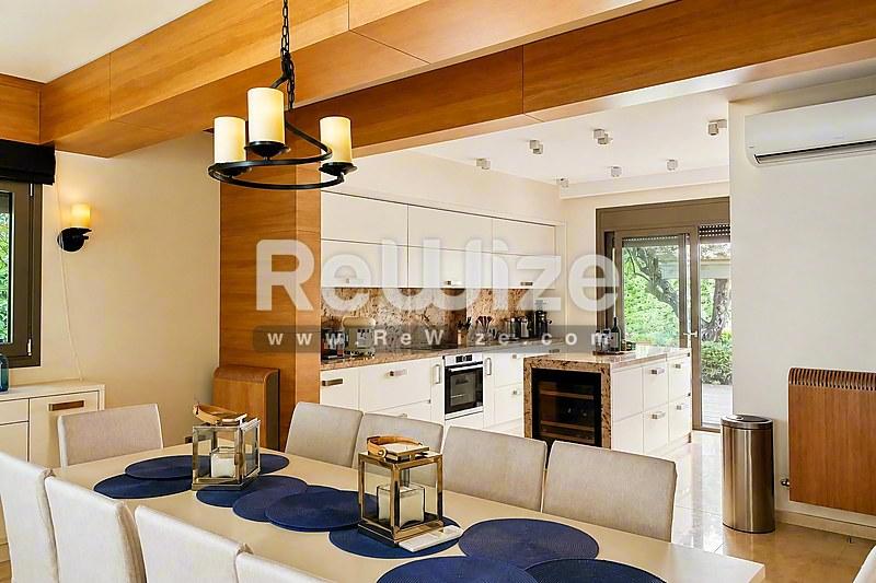 Detached house in a complex 300 m² in Kassandra, dining room