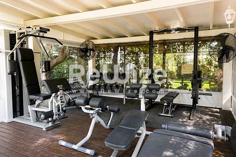Detached house in a complex 300 m² in Kassandra, gym