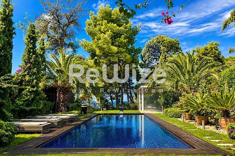 Detached house in a complex 300 m² in Kassandra, pool
