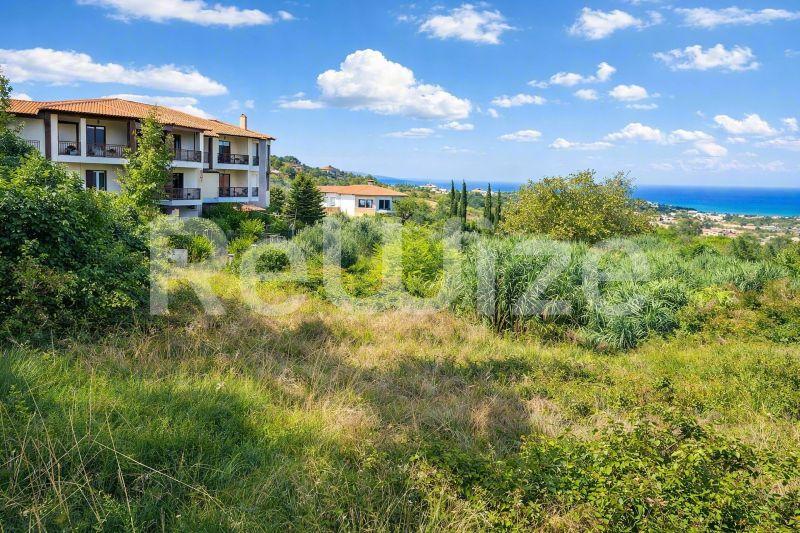 Οικόπεδο μεζονέτας με μεσογειακή βλάστηση και θέα θάλασσας στη Χαλκιδική.