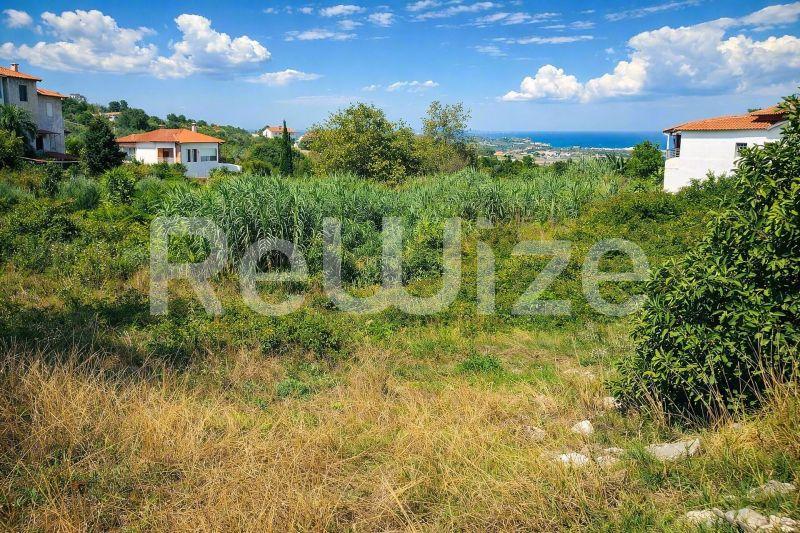Οικόπεδο προς δόμηση στη Χαλκιδική με θέα θάλασσα, περιτριγυρισμένο από πράσινη μεσογειακή βλάστηση.
