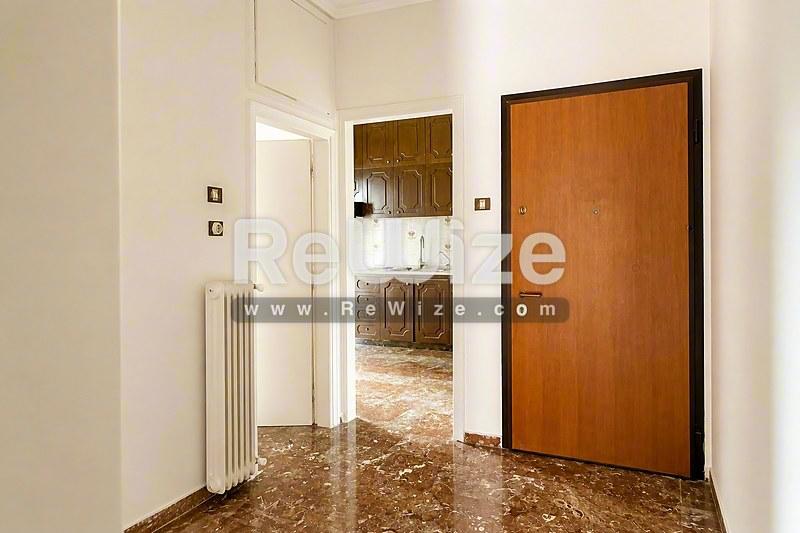 Apartment 100 m² in Thessaloniki, entrance