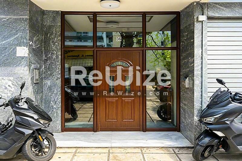 Apartment 100 m² in Thessaloniki, entrance