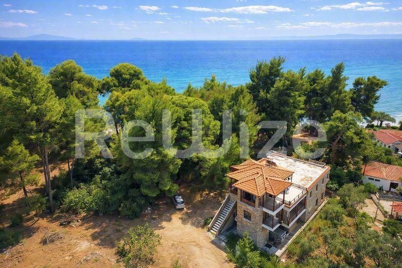Αεροφωτογραφία οικοπέδου μεζονέτας στη Χαλκιδική, Σιθωνία, με θέα στη θάλασσα και πευκόδασος.