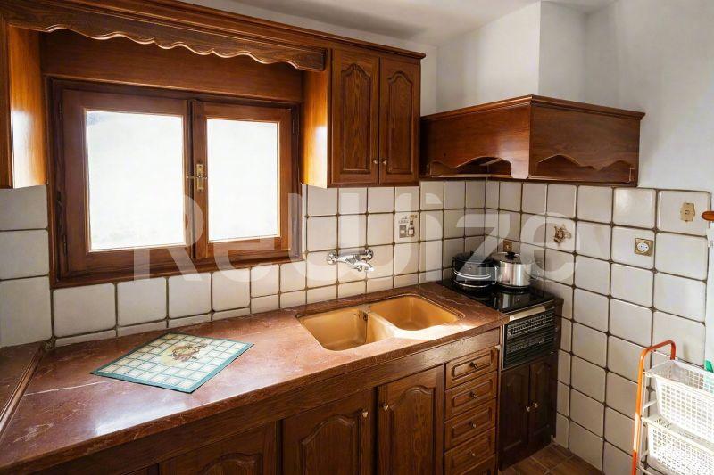 Παραδοσιακή κουζίνα με ξύλινα έπιπλα σε μονοκατοικία στη Χαλκιδική.