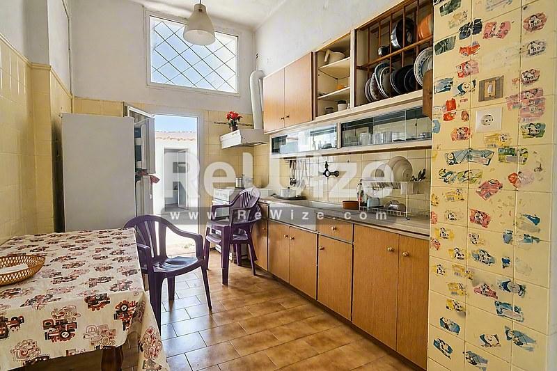 Γοητευτική ρετρό κουζίνα σε διαμέρισμα της Χαλκιδικής με ξύλινα ντουλάπια και vintage διακόσμηση.