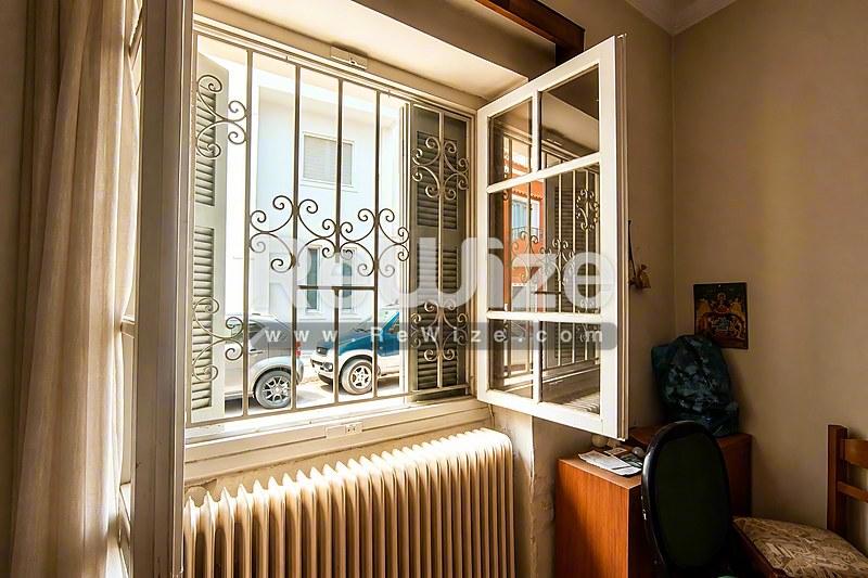Φωτεινό σαλόνι διαμερίσματος στη Χαλκιδική με κομψές γαλλικές πόρτες και θέα στη θάλασσα.