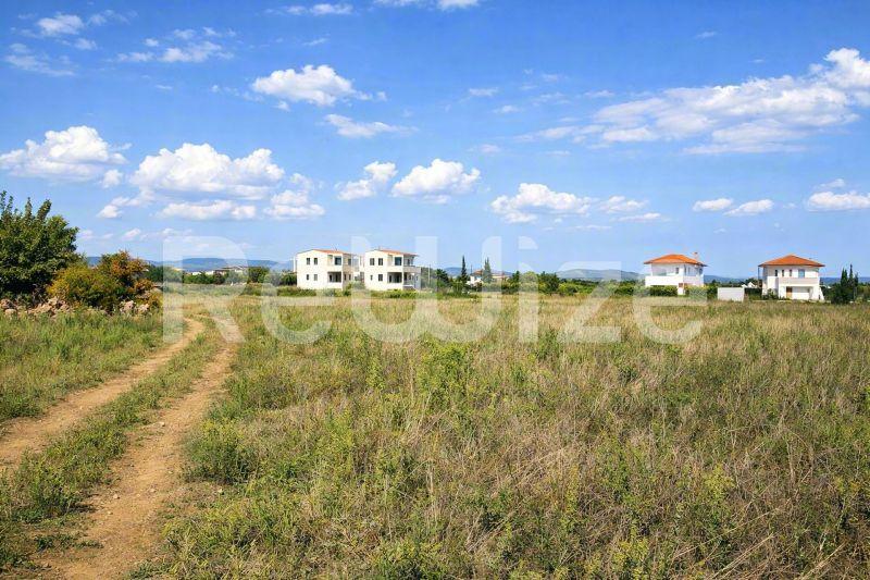 Просторο οικόπεδο στην Χαλκιδική με σύγχρονες κατοικίες σε ανοιχτό αγροτικό τοπίο.