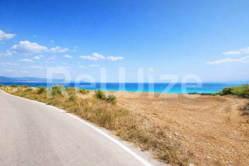 Οικόπεδο με θέα θάλασσας στη Χαλκιδική, ιδανικό για κατασκευή βίλας ή μεζονέτας με άμεση πρόσβαση στο Αιγαίο.