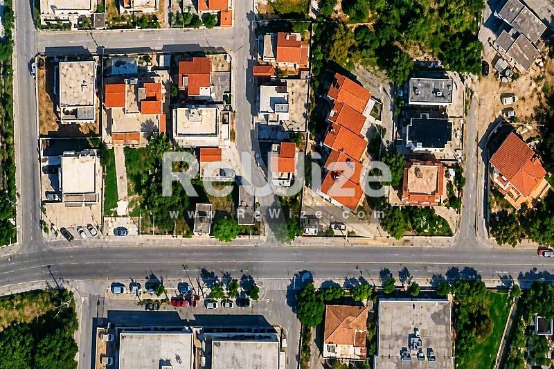 Εναέρια άποψη μιας μονοκατοικίας με κεραμοσκεπή σε κατοικημένη περιοχή της Χαλκιδικής.