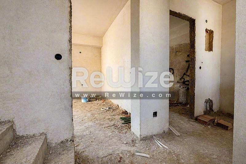 Αποθήκη μονοκατοικίας στη Χαλκιδική με σκυρόδεμα και δομικά στοιχεία.