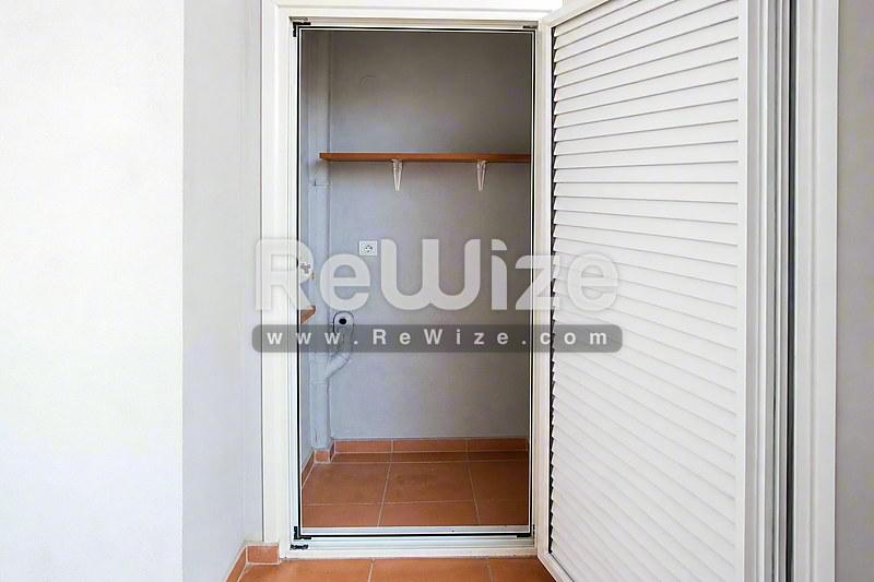 Συμπαγή αποθήκη σε διαμέρισμα στη Χαλκιδική με ξύλινο δάπεδο και ράφια τοίχου.