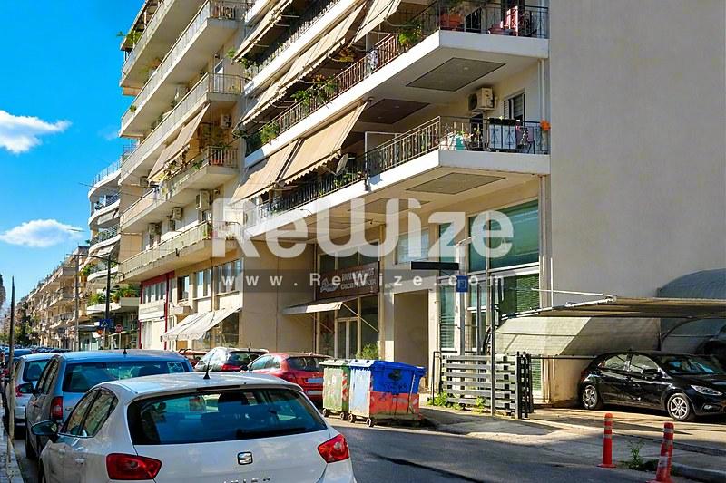 Σύγχρονη πρόσοψη καταστήματος στη Χαλκιδική με χώρο λιανικής πώλησης και διαμερίσματα στους ορόφους.