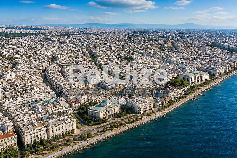Αεροφωτογραφία διαμερίσματος στη Χαλκιδική με θέα στη θάλασσα και αστική ανάπτυξη.