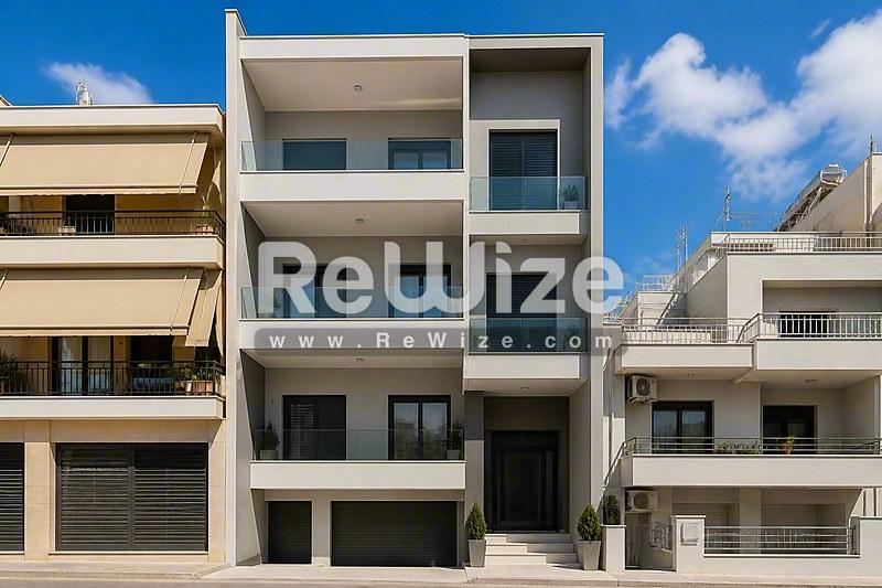 Σύγχρονη πολυκατοικία στην Χαλκιδική με διαμερίσματα, αρχιτεκτονικό σχέδιο και μπαλκόνια.