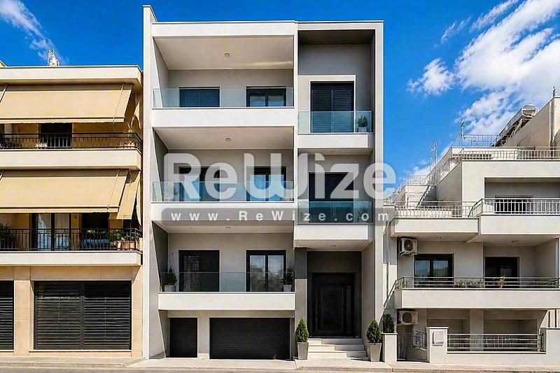 Σύγχρονη πρόσοψη διαμερίσματος στη Χαλκιδική με καθαρές γραμμές, μπαλκόνια και σύγχρονη αρχιτεκτονική.