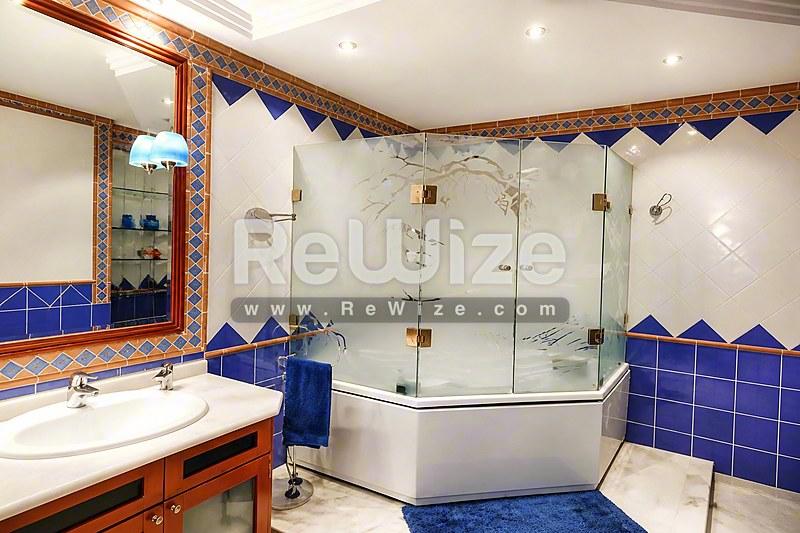 Detached house 250 m² in Pylaia-Chortiatis, bathroom