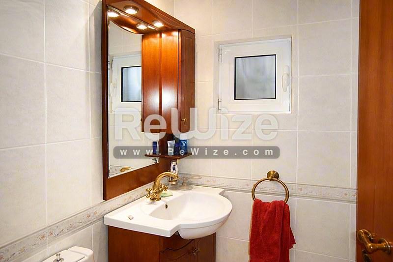 Detached house 230 m² in Chalkida, bathroom