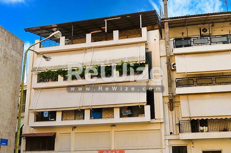 Σύγχρονη διαμέρισμα στη Χαλκιδική με πολλαπλά επίπεδα, μπαλκόνια και σύνταξη αρχιτεκτονικής.