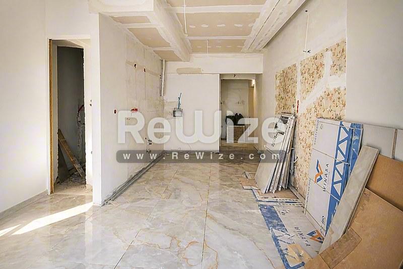 Ανοιχτή διαρρύθμιση διαμερίσματος στη Χαλκιδική με просторχώρο διαβίωσης και γυαλισμένο δάπεδο σκυροδέματος.