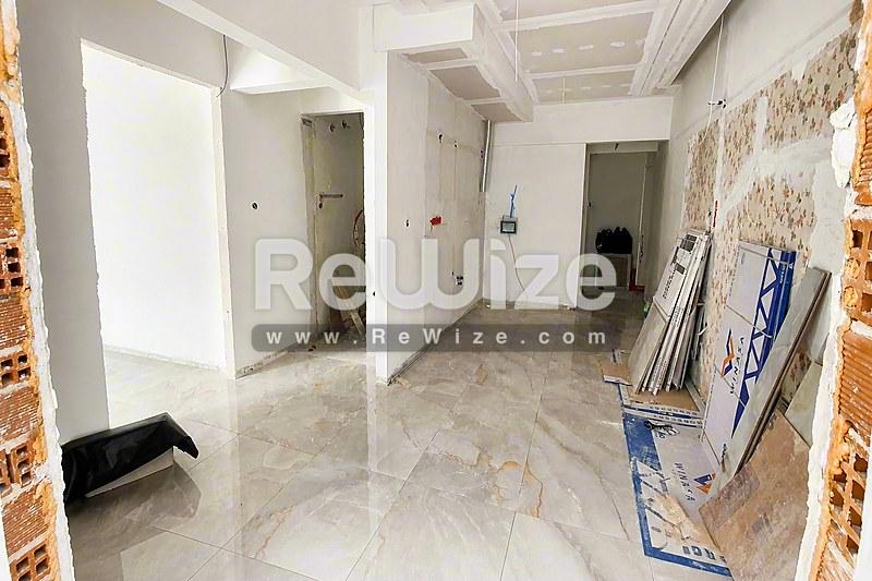Ανοιχτή διαρρύθμιση διαμερίσματος στη Χαλκιδική με ευρύχωρο αφόρητο χώρο και μαρμάρινο δάπεδο.