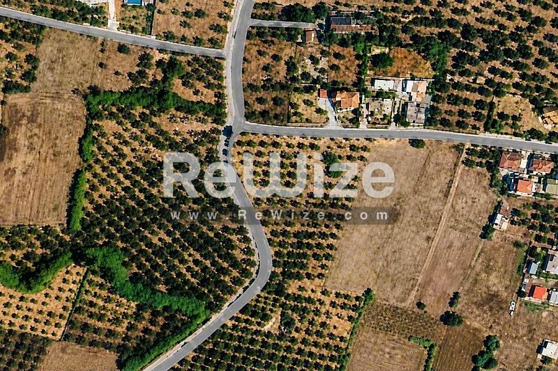 Αεροφωτογραφία οικοπέδου στη Χαλκιδική περιτριγυρισμένο από ελαιώνες και αγροτικό τοπίο.