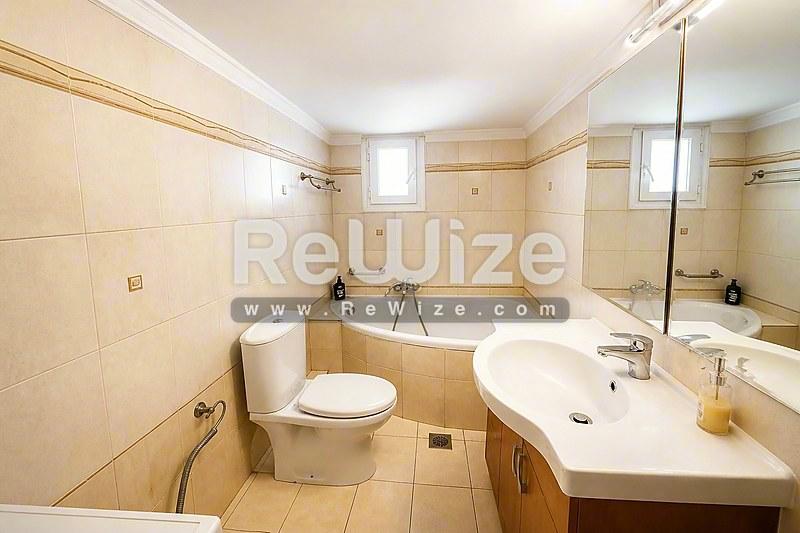 Apartment 100 m² in Kalamaria, bathroom