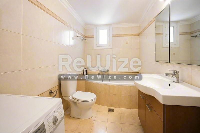 Apartment 100 m² in Kalamaria, bathroom